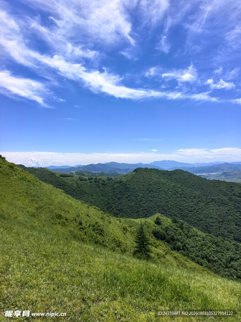 青山蓝天间的美丽自然风光
