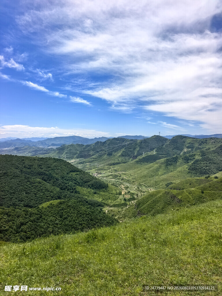 青山绿野间的壮阔自然景观