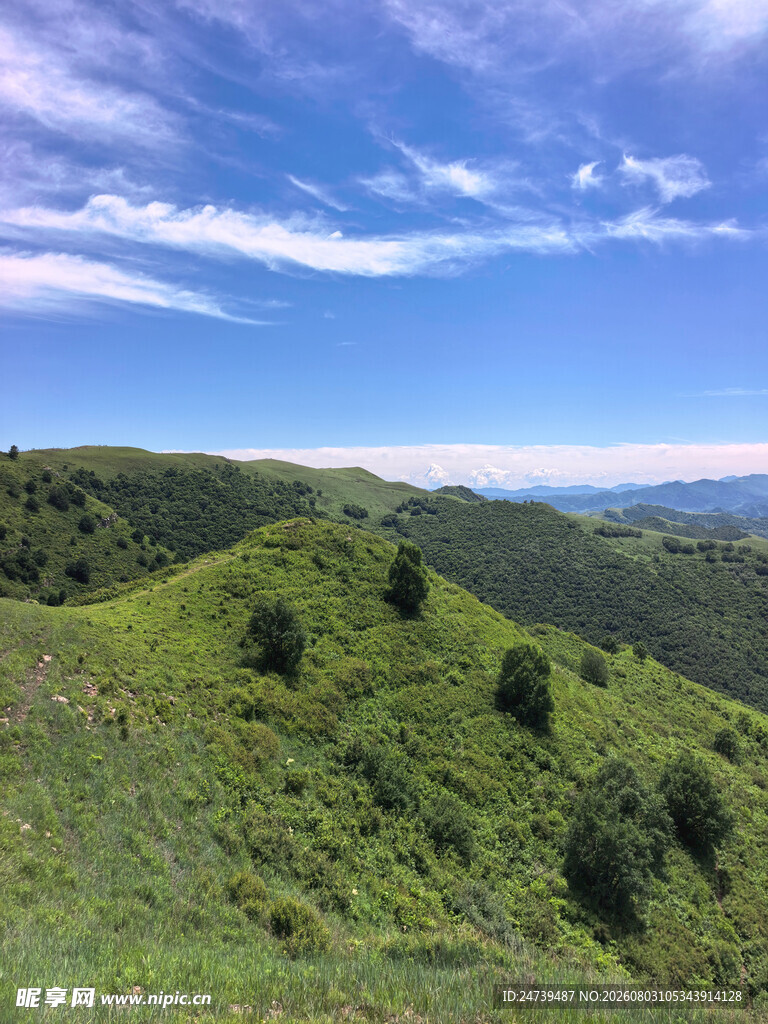 青山蓝天间的秀丽自然风光