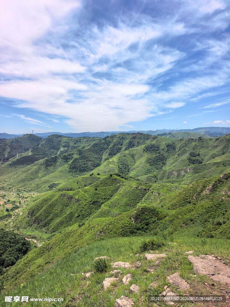 青山绿野间的美丽风光