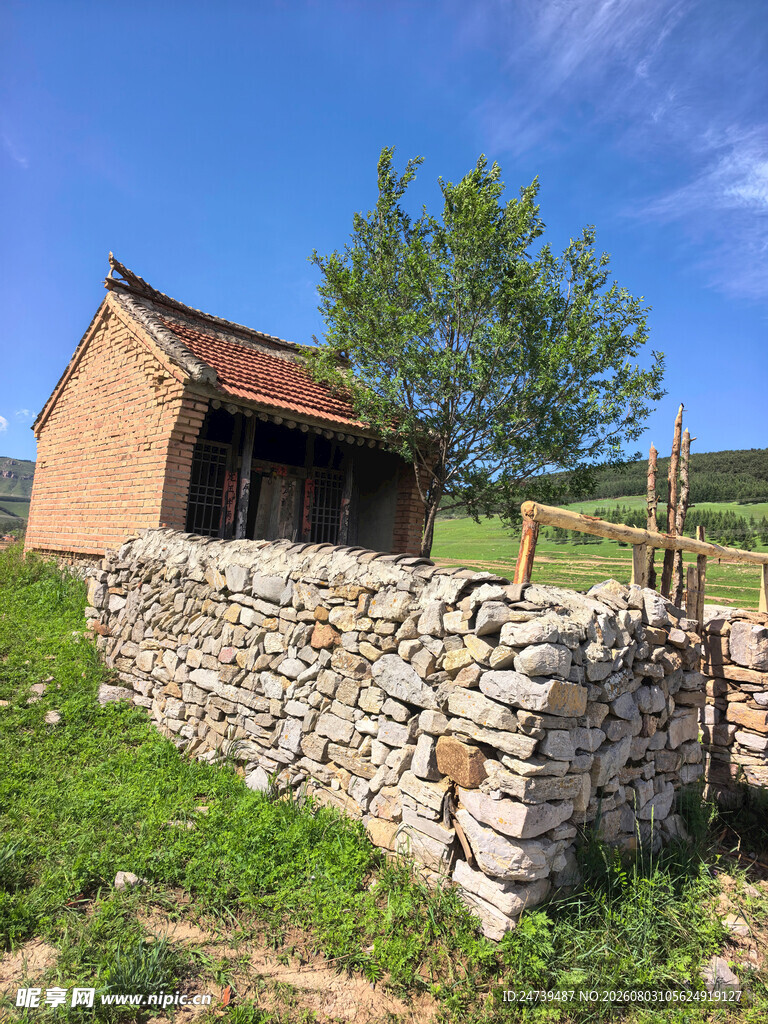 乡村石墙旁的古朴小屋