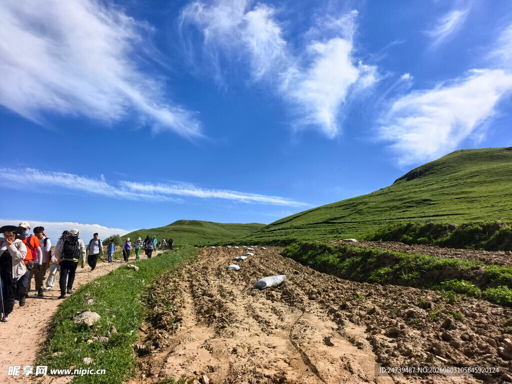 山间徒步队伍穿行美景中