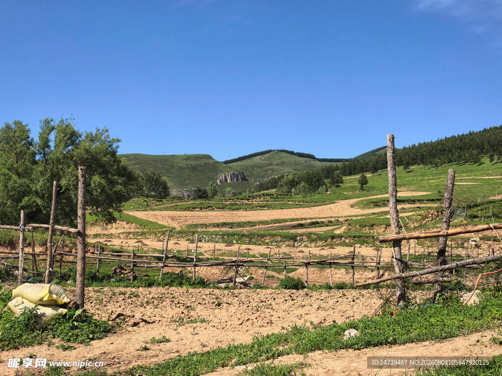 乡村田野木栅栏风景