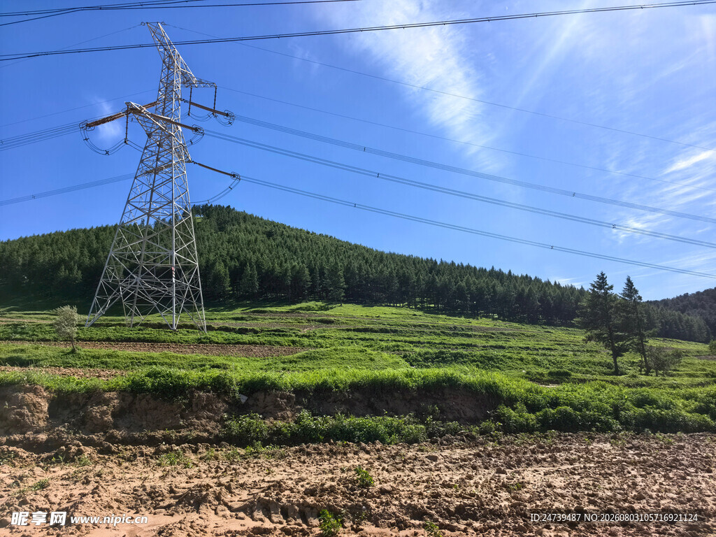田野中的高压输电塔