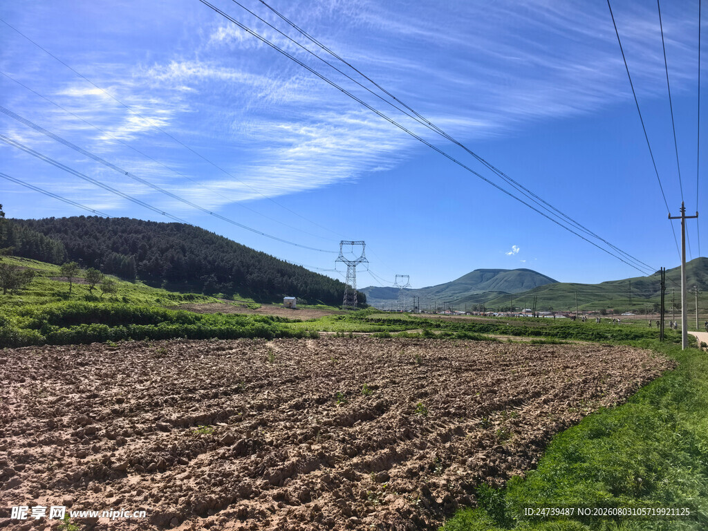 田野风光蓝天电线伴青山
