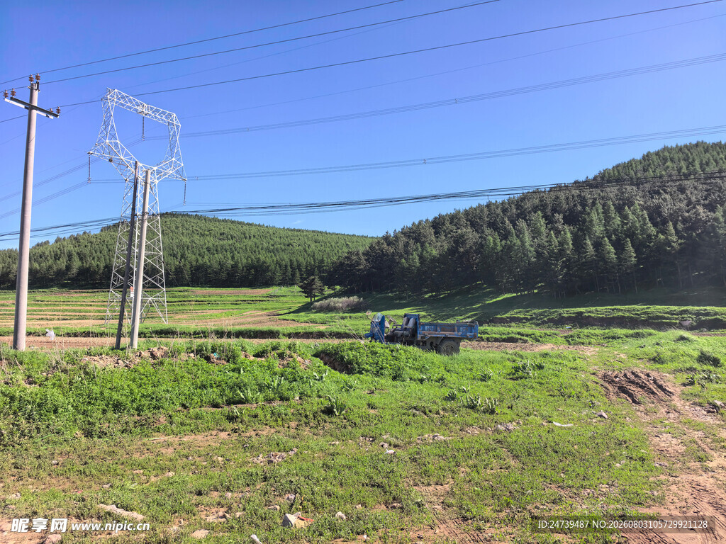 草原上的电力设施与风景