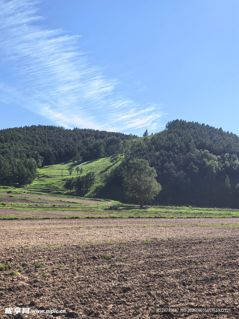 田野山丘间的自然风光