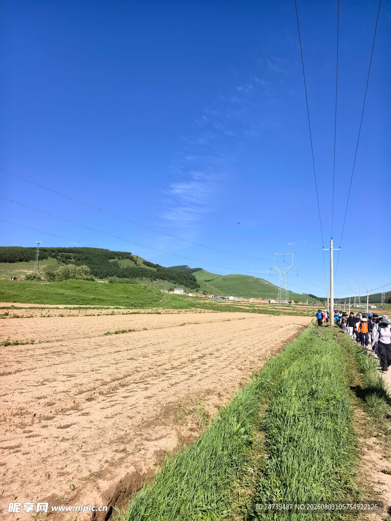 田野边的人群与美丽风光