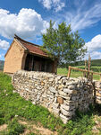 乡村石墙旁的古朴小屋