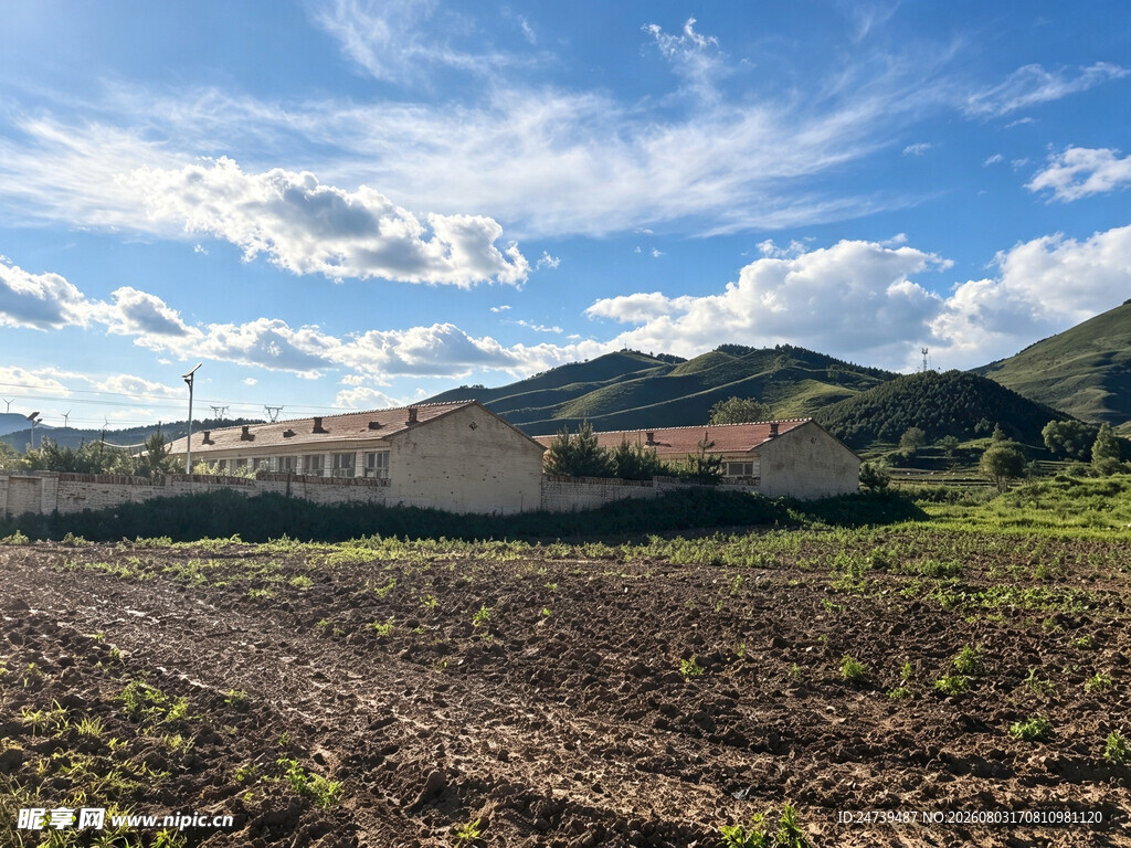 田园风光远山与农田美景