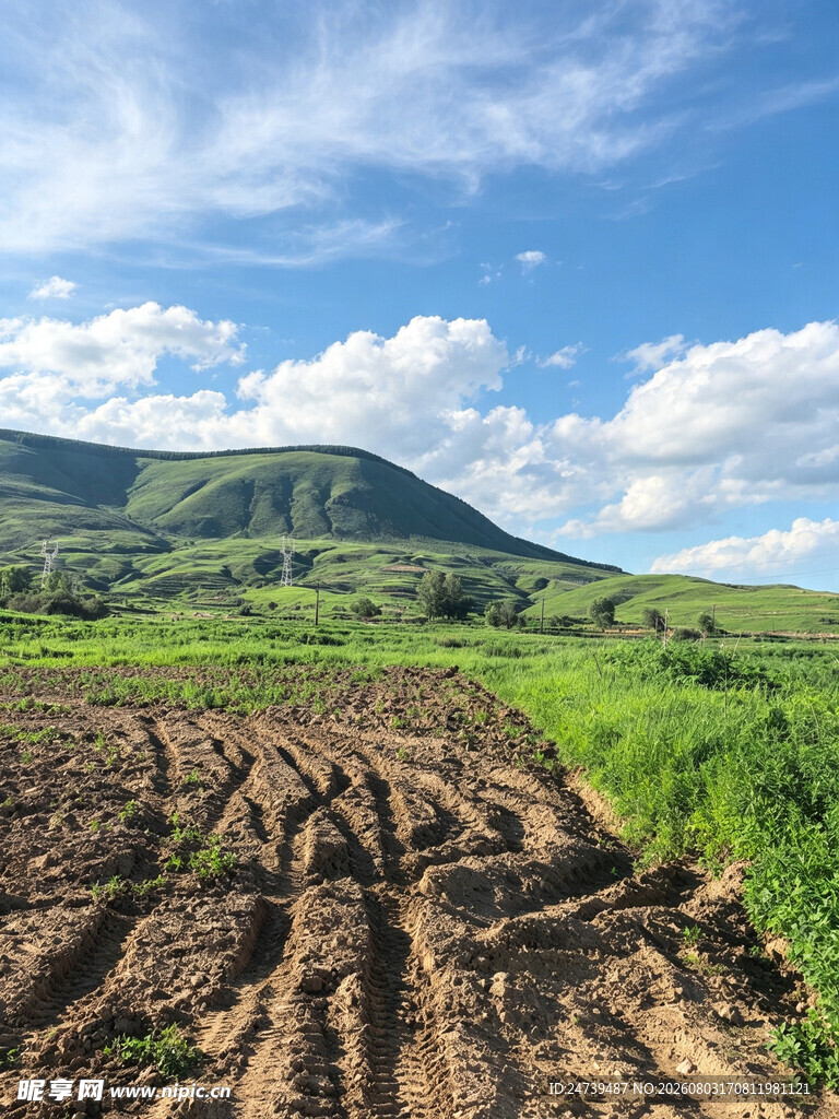 田园风光田野与远山景色