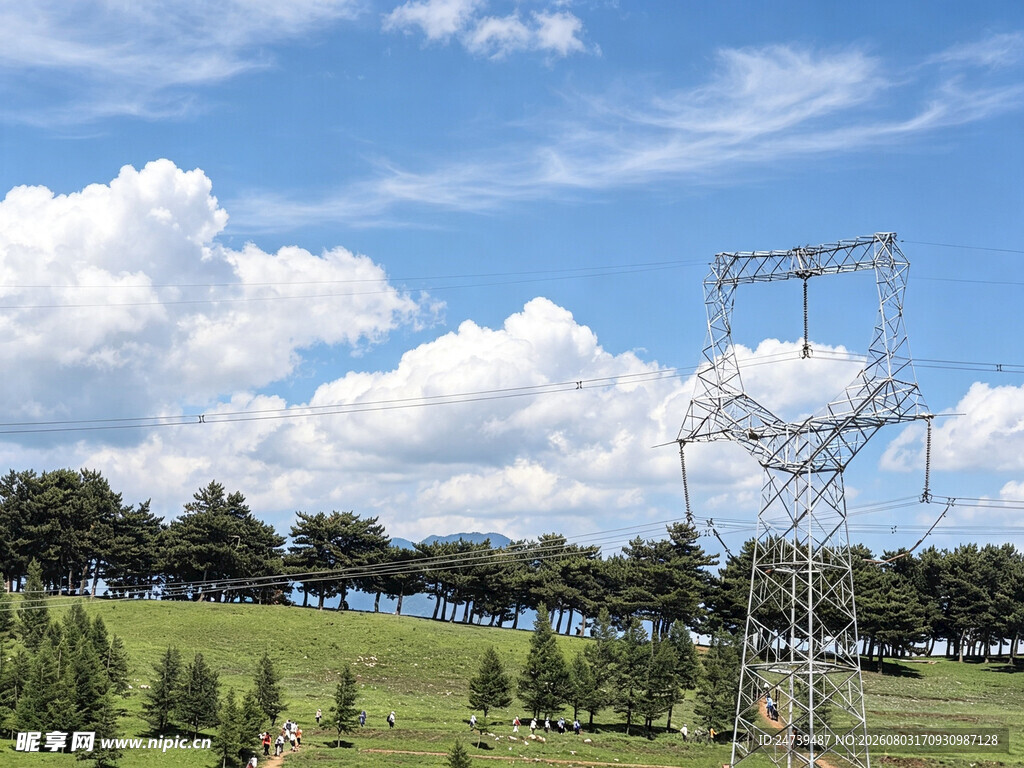 田野上的高压输电塔