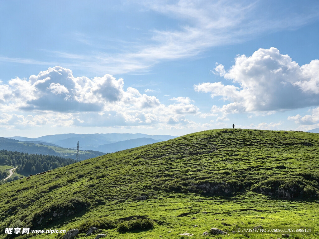 青山蓝天间的开阔美景