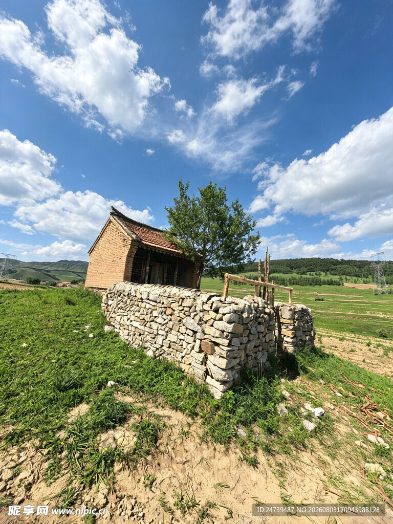 乡村石屋蓝天绿地间景致