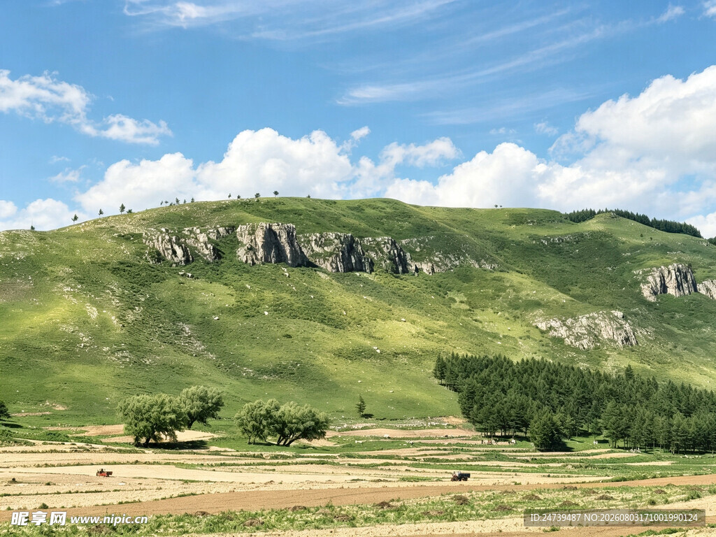 翠绿山丘与蓝天白云美景