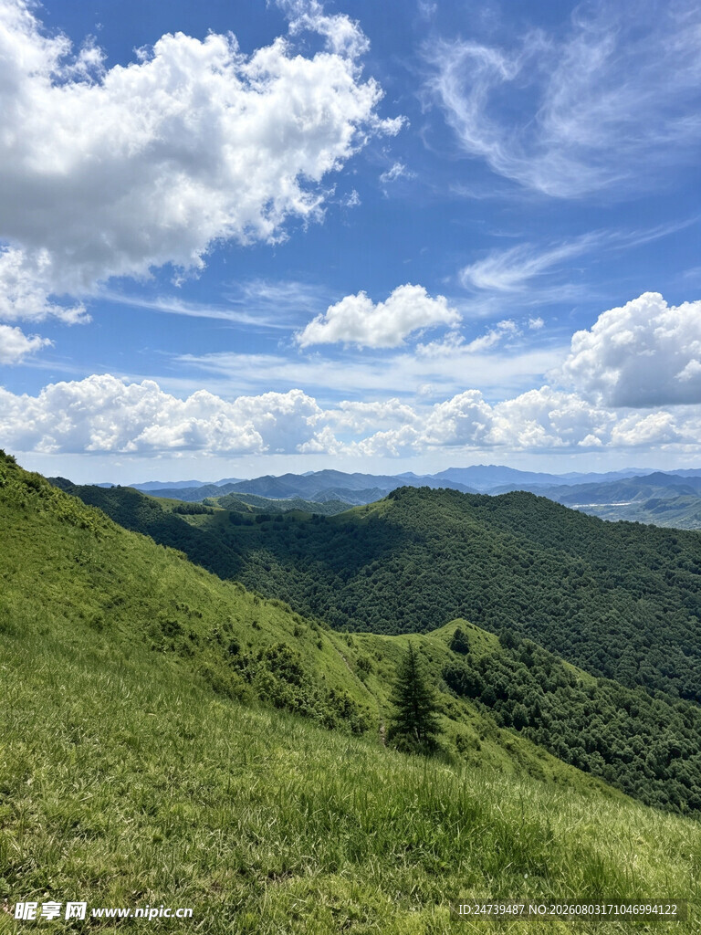 青山绿野间的壮阔自然景观