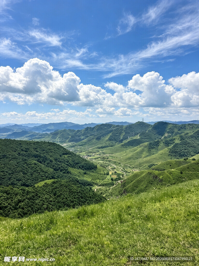 青山绿野间的壮阔自然景观