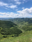 青山绿野间的壮阔自然景观