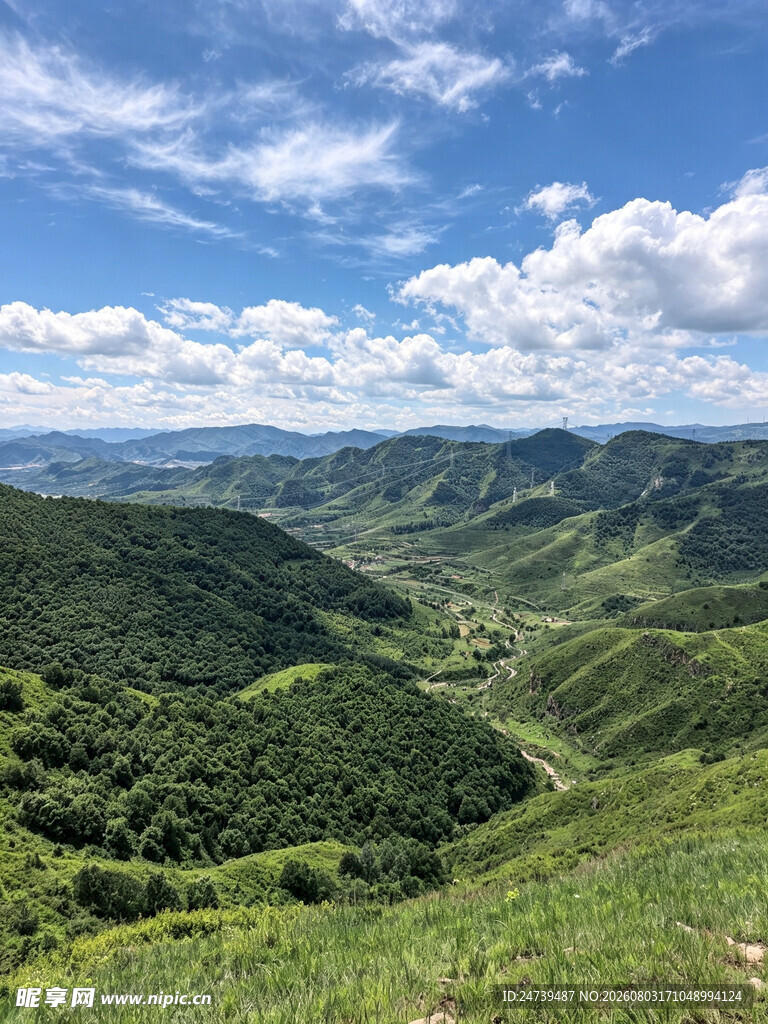 青山绿野间的壮阔自然景观