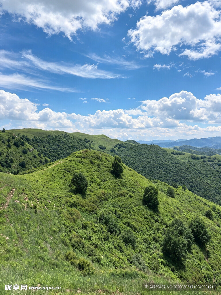 青山蓝天间的美丽自然风光