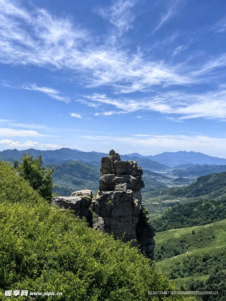山间绿意环绕美景