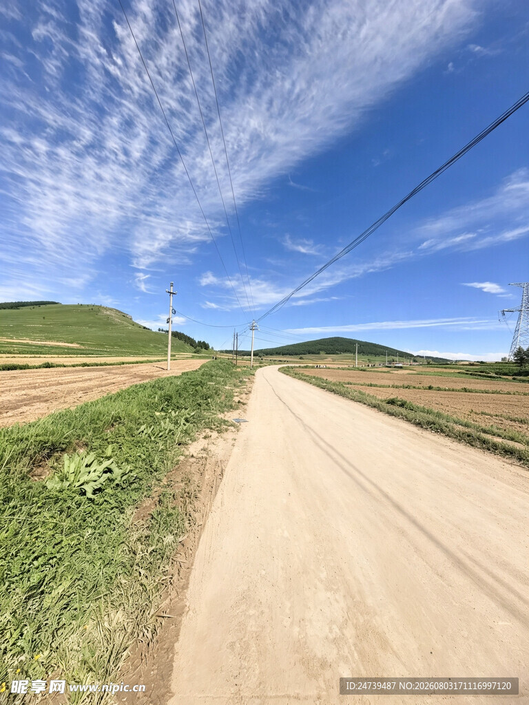 乡间土路蓝天绿野风光