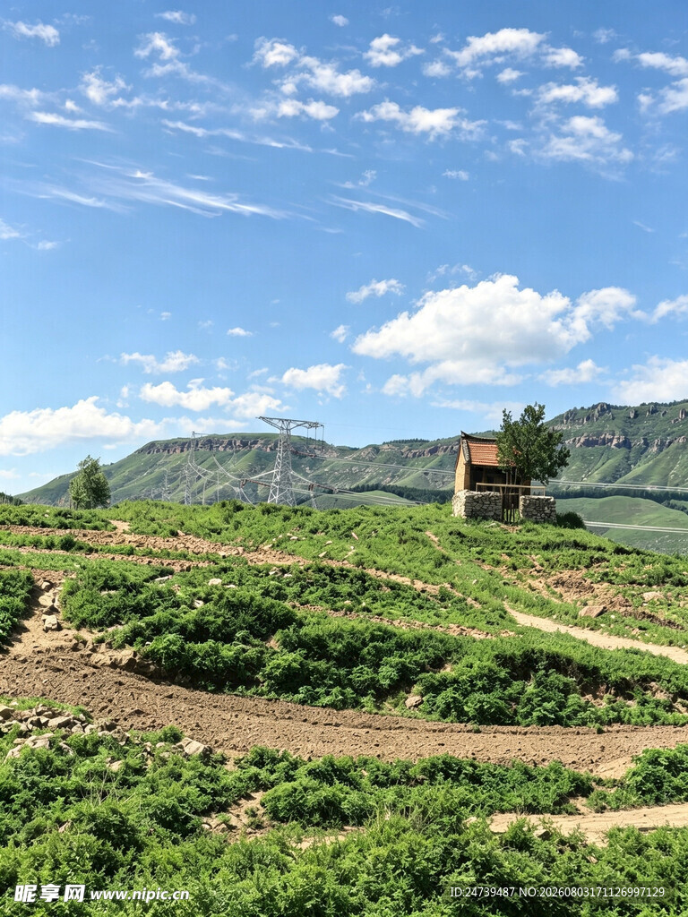山间小屋绿野蓝天之景