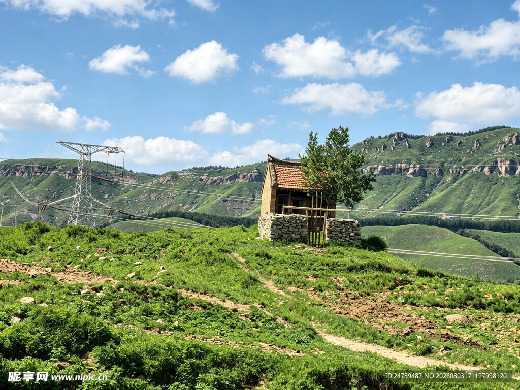 山间小屋绿野蓝天美景