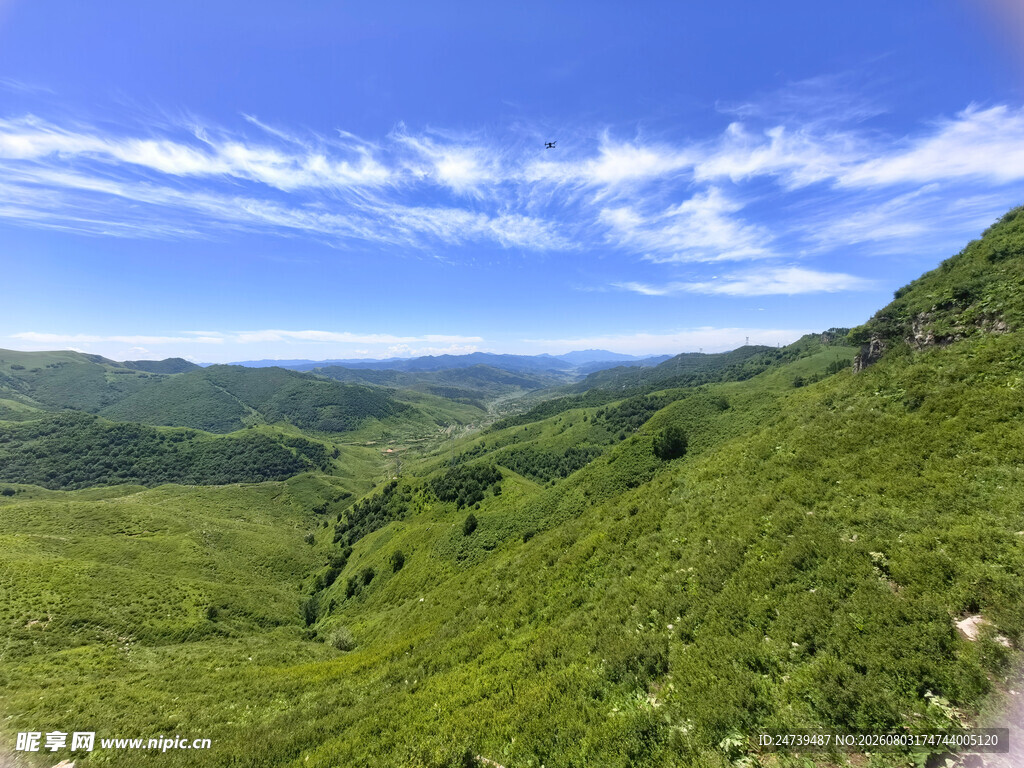 青山绿野间的壮阔自然景观