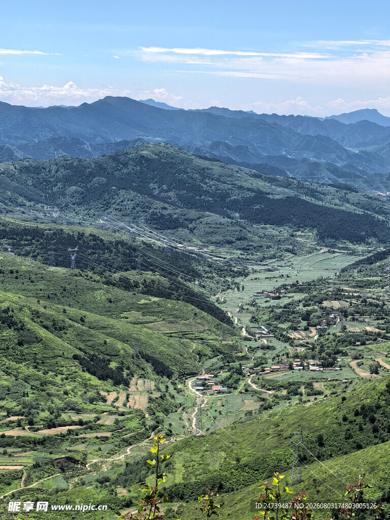 山峦叠翠的壮美自然景观