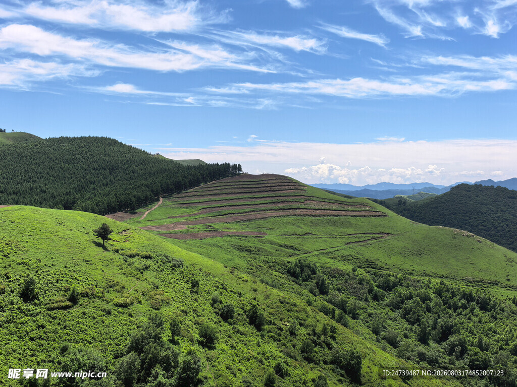 青山绵延的壮阔自然景观