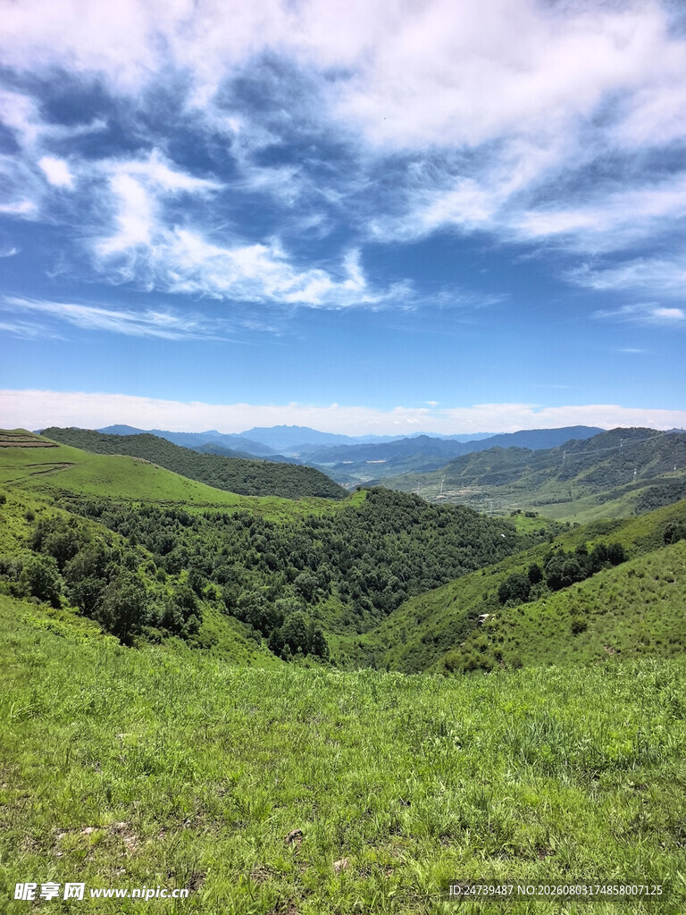 青山绿野间的壮阔自然景观