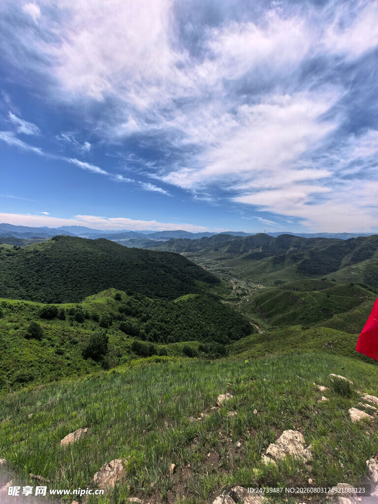 山间美景绿意盎然的风光