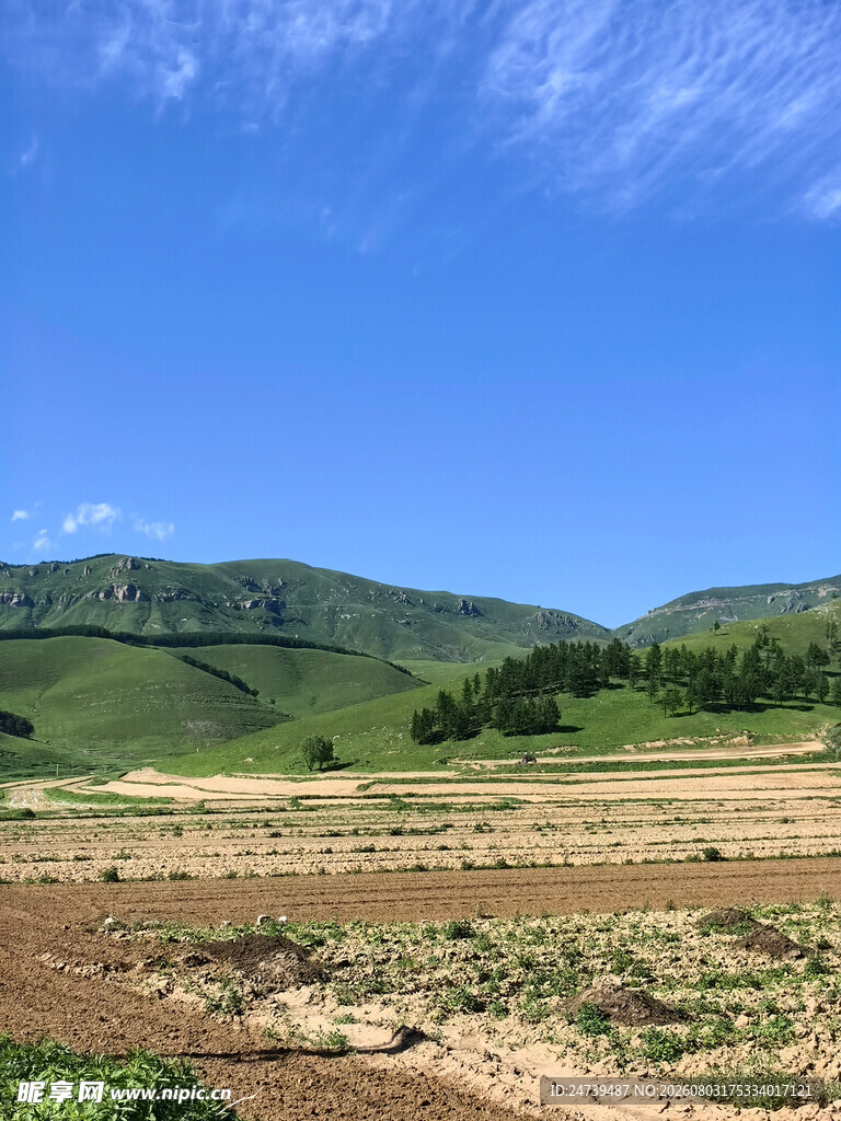 草原山丘蓝天自然美景