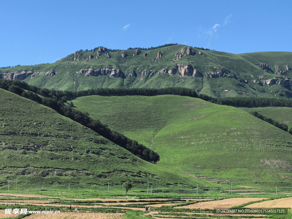 翠绿山峦风景如画