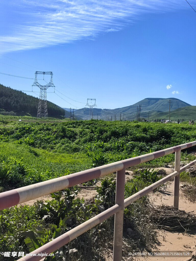田野边的电力设施景观