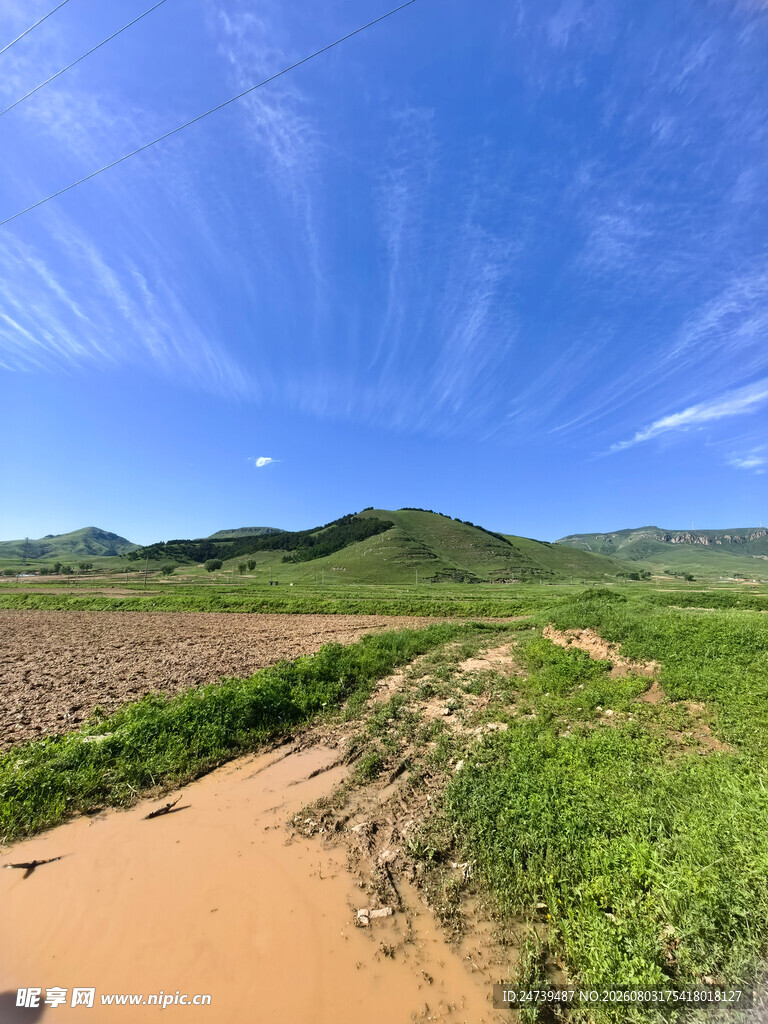 乡间土路绿野蓝天美景
