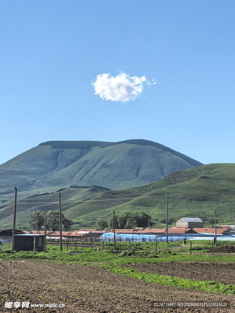 乡村田野旁的远山风景