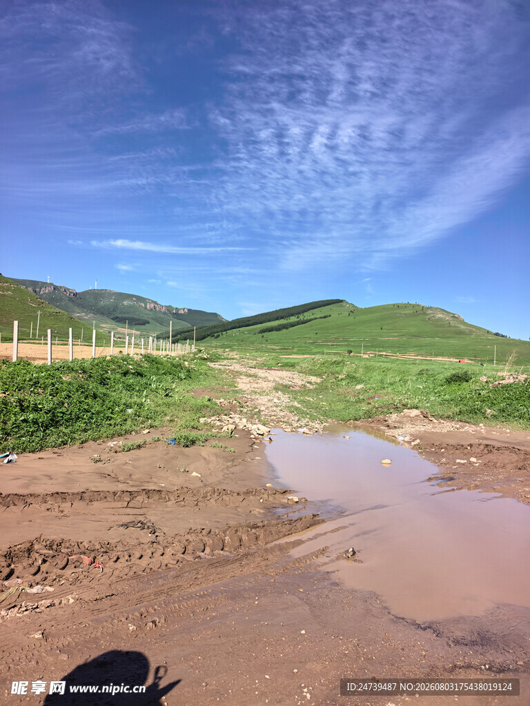 雨后山间泥泞小路风景