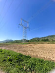 田野上的高压输电塔