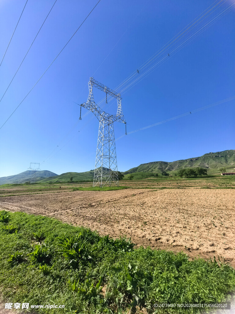 田野上的高压输电塔