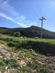 山间田野与电线杆风景