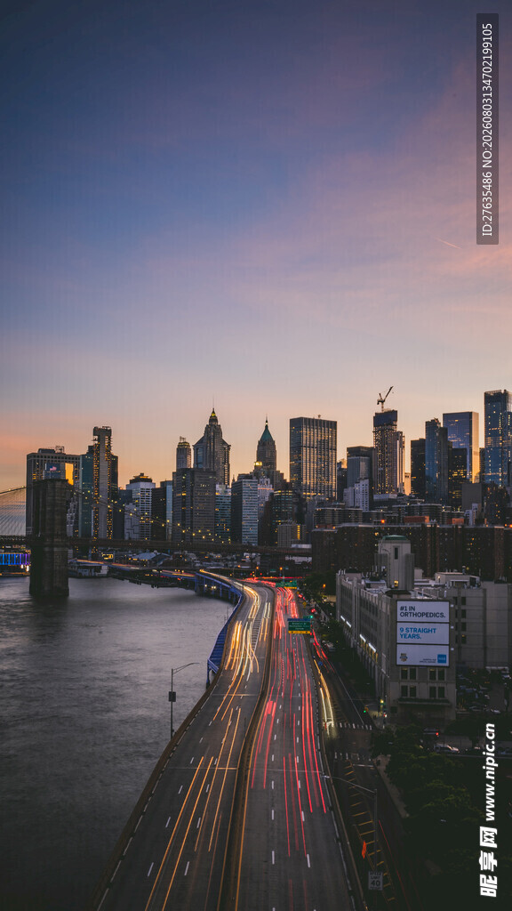 城市黄昏交通与天际线美景