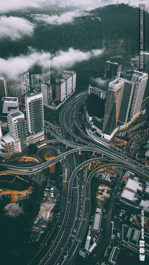 城市高架桥与林立高楼景观