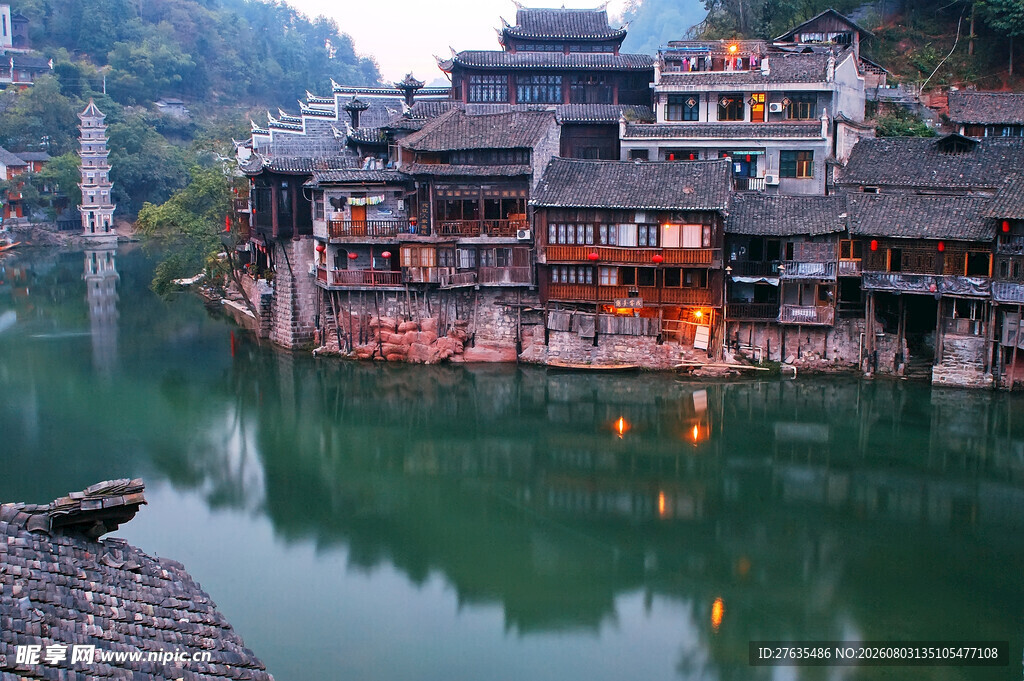 湘西凤凰古城河畔夜景