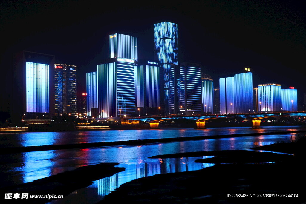 城市璀璨夜景灯火映江面