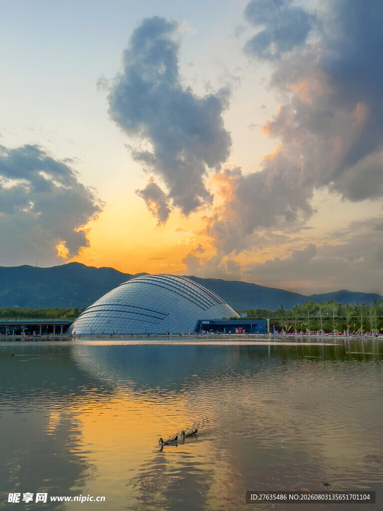 湖畔圆顶建筑的黄昏美景