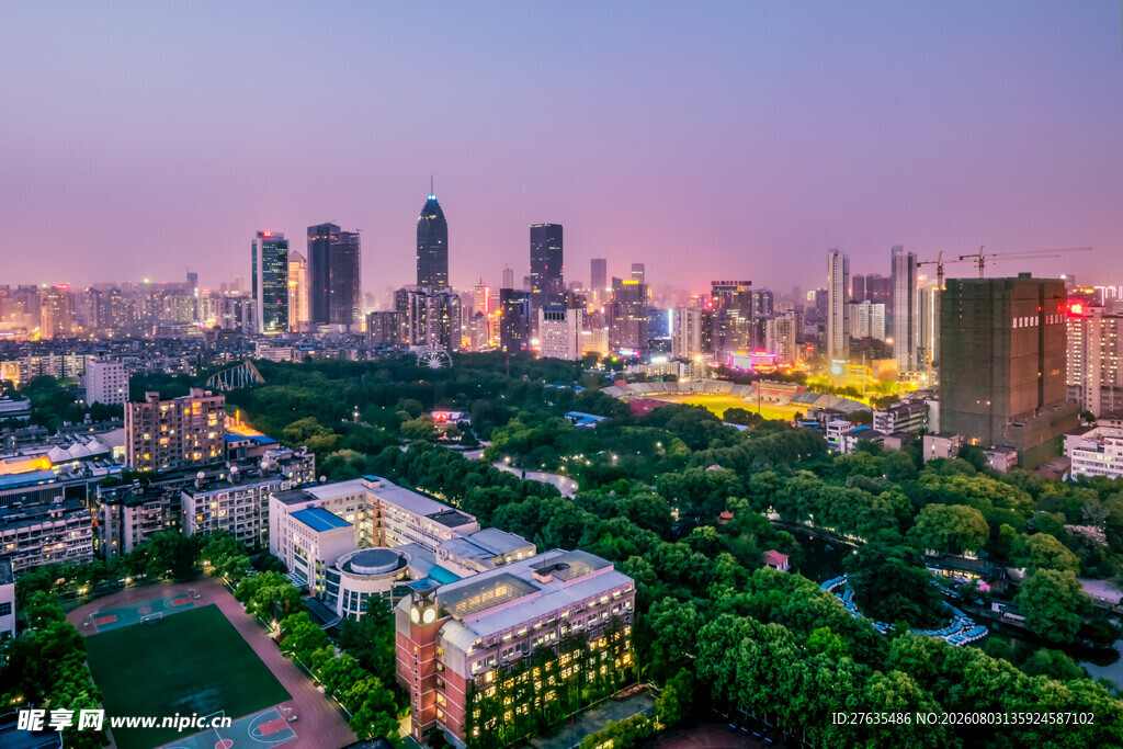 城市黄昏美景绿植环绕高楼