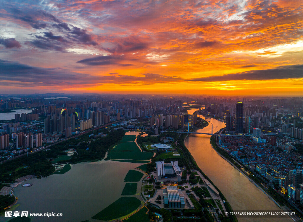 城市河畔绚烂日落美景