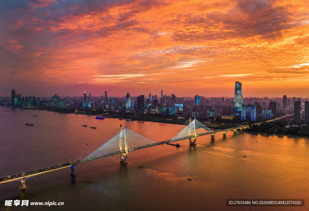城市黄昏江畔壮丽美景